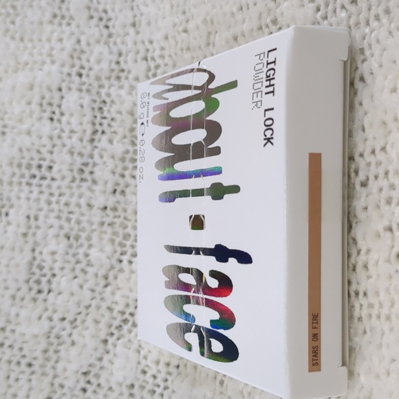 about-face BY HALSEY Light Lock Powder in Stars on Fire, 8g/0.28oz - Picture 4 of 8